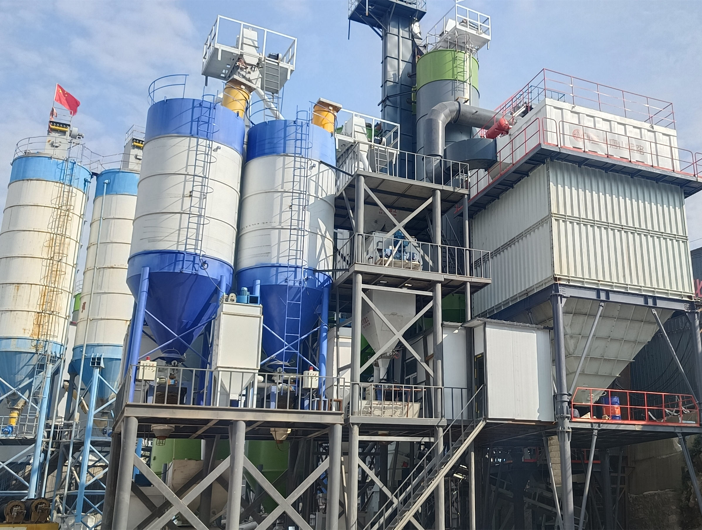 機(jī)制砂成建筑用砂主要來(lái)源，唐山金路制砂樓提供高標(biāo)準(zhǔn)機(jī)制砂生產(chǎn)設(shè)備